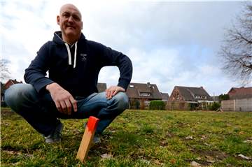 Frank Focke (46) auf dem Spielplatzgrundstück im Hagerkamp. Mit seiner Nachbarschaft kümmert er sich darum, dass das Gelände gepflegt wird. Der Spielplatz soll spätestens im Sommer wieder komplett eingerichtet sein.