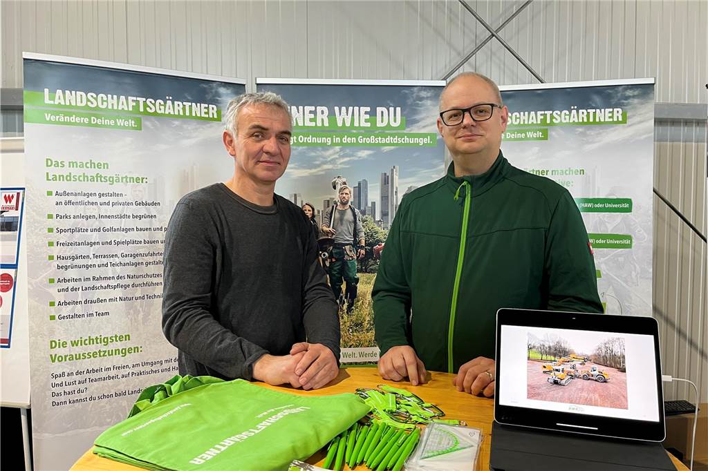 Betriebe in Dorsten und Schermbeck: Nicht alle klagen über Azubimangel Frank Göbbeler (l.) und Manuel Schmidt von BWR aus Schermbeck auf der Azubimesse des SV Schermbeck.