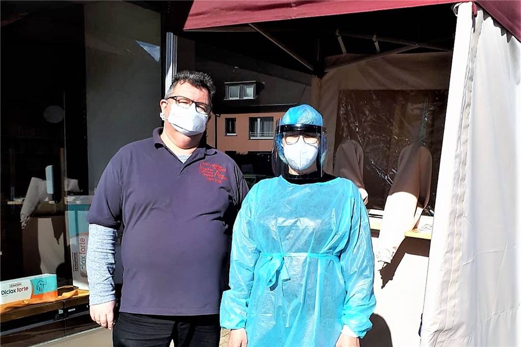 Apotheke schließt Testzelt: Aufregende Monate mit „einigen Stinkstiefeln“ Frank Grote (hier mit einer Mitarbeiterin) ist froh, dass er das Testangebot einstellt.