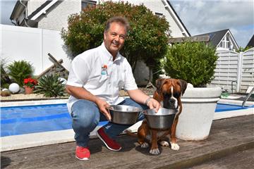 Frank Hapke mit seinem Boxer Lennox.