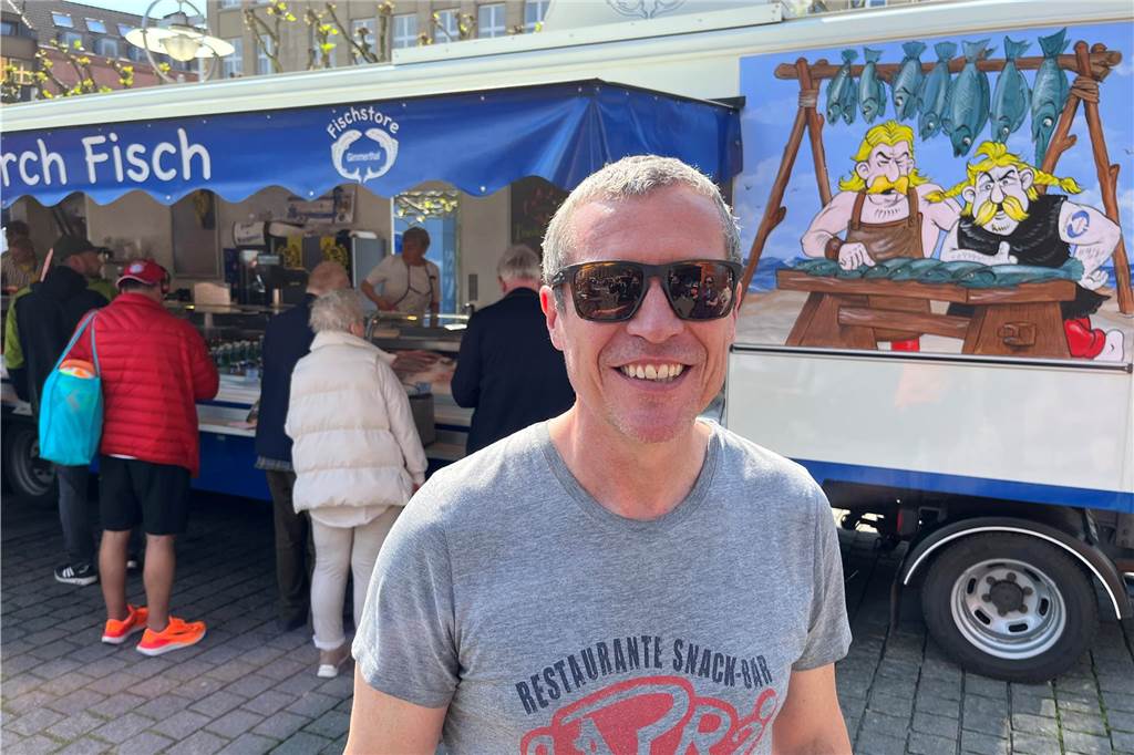 Emotionaler Abschied von Fischstand auf Dortmunder Markt Frank Held (54) kommt seit acht Jahren regelmäßig zum Stand der Gimmerthals.