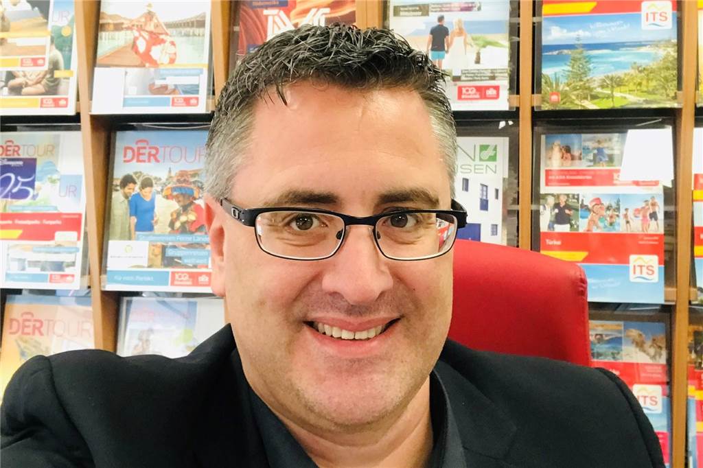 Reiseanbieter aus Schermbeck: Im engen Austausch mit den Reisenden Frank Herbrechter, Inhaber des Schermbecker Reisebüros, ist im engen Austausch mit seinen Kunden.