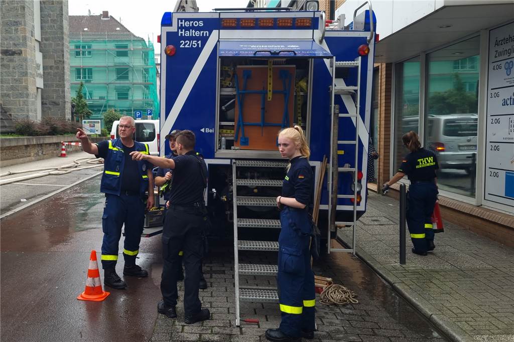 Frank Herrmann-Sandkühler (ganz links im Bild) hier in Wuppertal bei einem Rettungseinsatz im Juli.