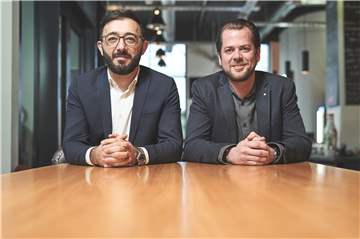 Frank Hewel (r.) und Mustafa Gündesli haben das Kunstwerk erfunden: Sie verstehen sich als "Gastro-Allrounder", die auf Genuss, Qualität und Regionalität setzen - künftig auch in Selm.