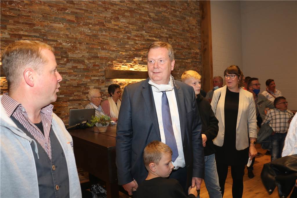 Grüne und FWA sind die großen Gewinner der Gemeinderatswahl in Ascheberg Frank Holtrup, Vorsitzende der „Freien Wähler Ascheberg“, gratuliert dem neuen Bürgermeister Thomas Stohldreier. Die FWA erzielten ein gutes Ergebnis bei der ersten Wahl überhaupt.