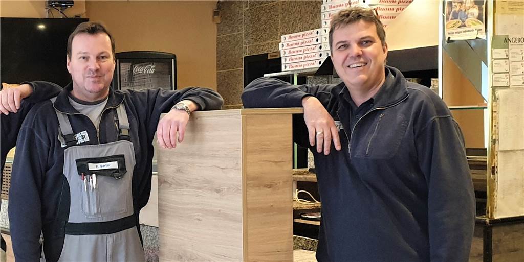 Frank (l.) und Mathias Sartor im Pizza-Imbiss Da Albino in Herne: Wie hier machten die beiden mit ihrem Team Innenausbau in unzähligen Betrieben und Haushalten der Region.