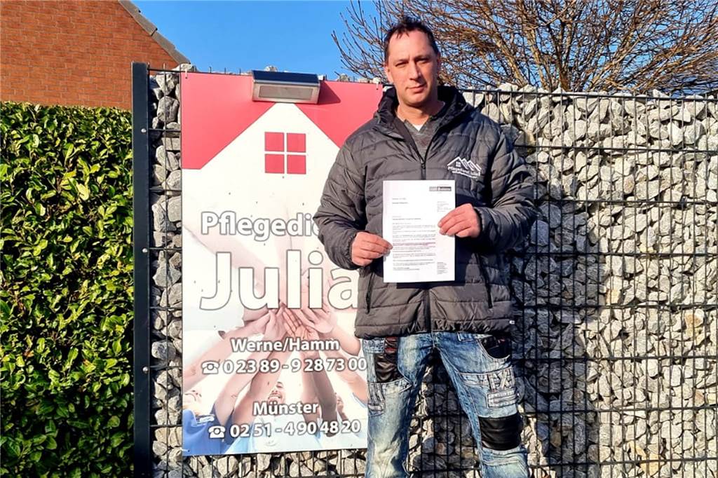 Die Woche in Werne: WC-Anlage, Burgtreff-Schließung und Feuerwehreinsätze Frank Löbbert vom Pflegedienst Julia aus Werne hält die Absage für die Zweitimpfungen seiner Mitarbeiter in den Händen.