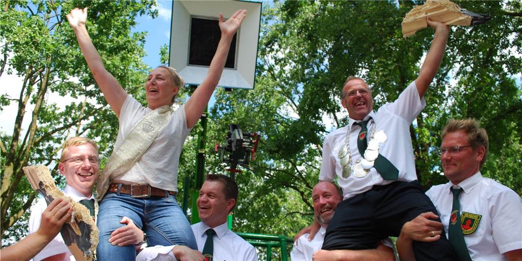 Mit Video: Frank Lütke Wissing ist Jubiläums-König der Nienborger Bürgerschützen Frank Lütke Wising ist neuer Schützenkönig der Bürgerschützen Nienborg. Zur Königin erkor er Izabella Lütke-Wissing.