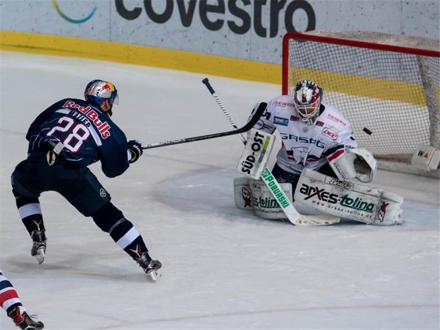 München erster DEL-Finalist - Nürnberg erzwingt Spiel sechs Frank Mauer (l) nutzte im 2. Drittel einen Fehler der Berliner Verteidigung eiskalt aus. Foto: Sven Hoppe