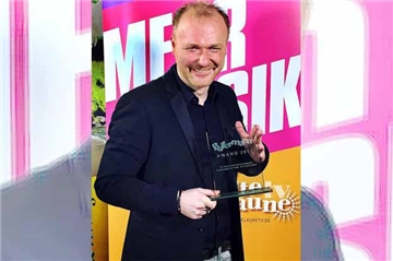 Frank Neuenfels wurde im Brauhaus in Willingen  mit dem Ballermann Award 2017 ausgezeichnet. Nach 2013 und 2016 erhielt der Schwerter schon zum dritten Mal die Trophäe für Künstler, die sich mit ihren Titeln und Auftritten um die Partymusik verdient gemacht haben.