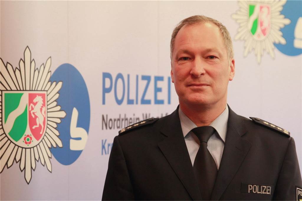 Protest-Bilanz: Mehr Teilnehmer als erwartet, kaum Zwischenfälle Frank Rentmeister in Polizeiuniform