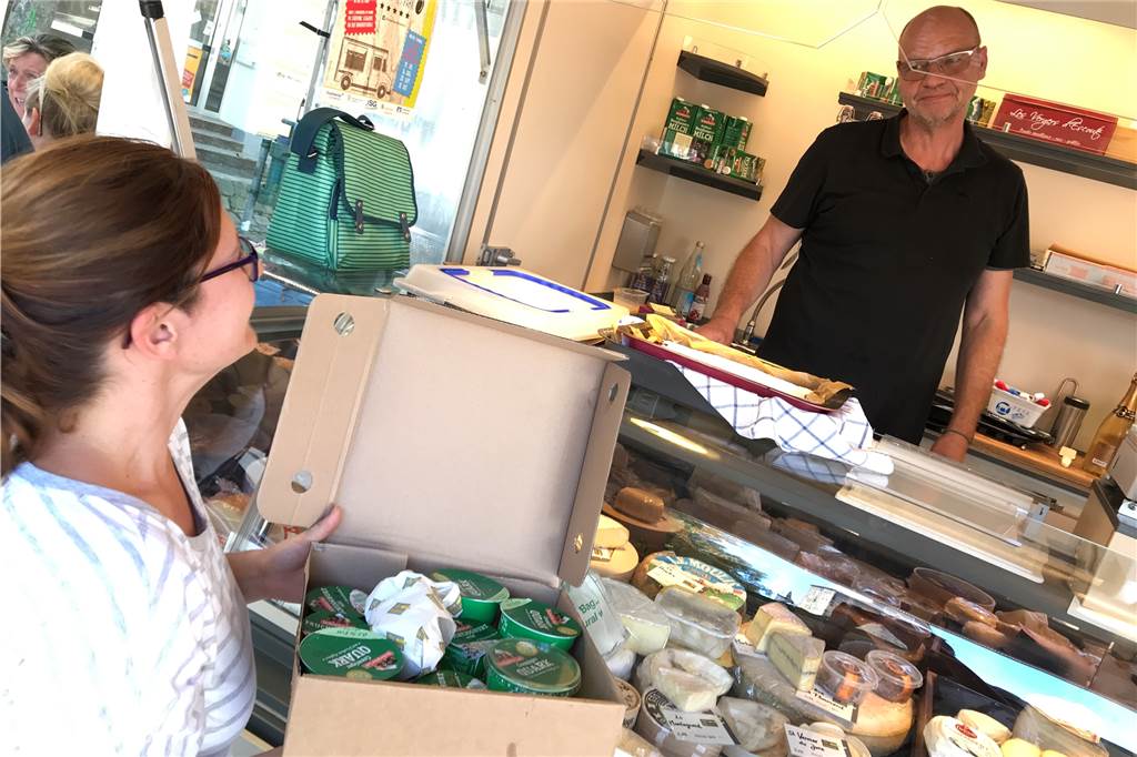 Frank Rest gibt den Lebensmittelrettern gerne Sachen mit, die bei ihm übrig sind. Quark, Joghurt und Ziegenkäse hat der Käsehändler an diesem Samstag für Anja zusammengestellt.