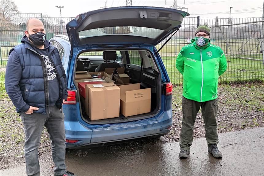 Selmer Verein beteiligt sich an Spendenaktion für die Tafel Frank Riegel (l.) und Jens Felix Günther von den Heavy Kickers des PSV Bork unterstützen die Tafel in Selm.