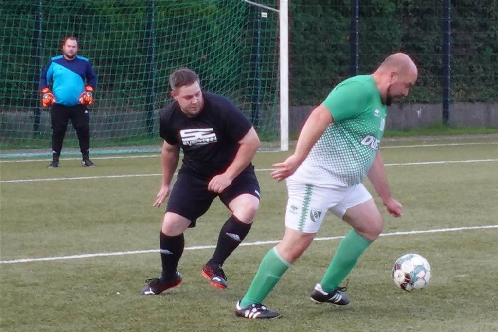 Frank Riegel (r.) spielt im linken Mittelfeld.