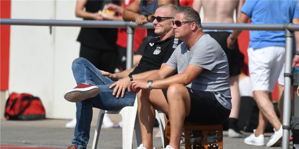 Bezirksliga 10: Spitzenreiter kann nicht nachlegen wegen höherer Gewalt Frank Rinklake (l), Trainer des FC Altenbochum, kommt mit seinem Team am sechsten Spieltag nicht zum Zuge.