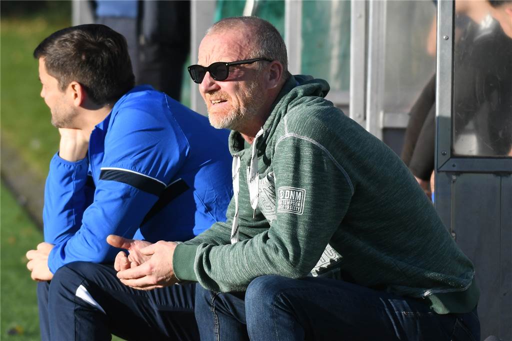 FC Altenbochum : Topfavorit steigt mit gutem Polster in Rückrunde ein - viele Neuigkeiten Frank Rinklake (r), Coach des FC Altenbochum.