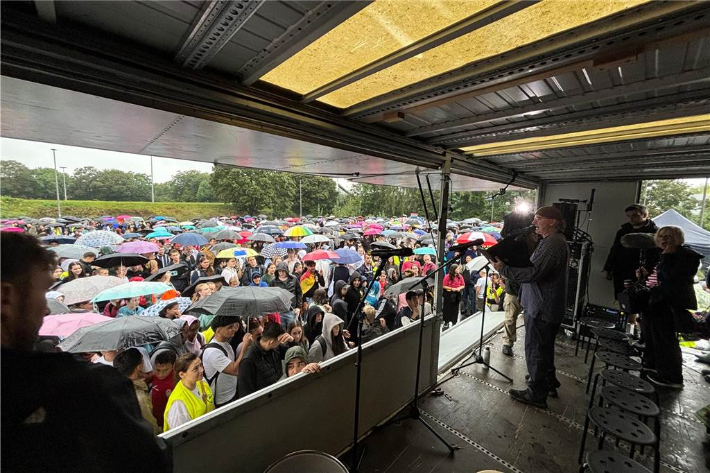 Sternmarsch im strömenden Regen: Schülerin tief berührt auf der Bühne Frank Ronge führte durch das in Teilen improvisiert gestraffte Programm bei Dauerregen. Vor der Bühne standen trotzdem rund 2000 Leute.