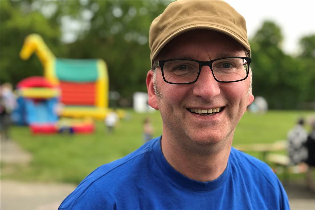 Klare Kante: „Mich stört, dass Politik trotzdem weiter machen darf!“ Frank Ronge vom Jugendtreff Café Q und dem Stadtjugendring beim Stadtfest des Bündnisses für Demokratie vor einem Jahr.