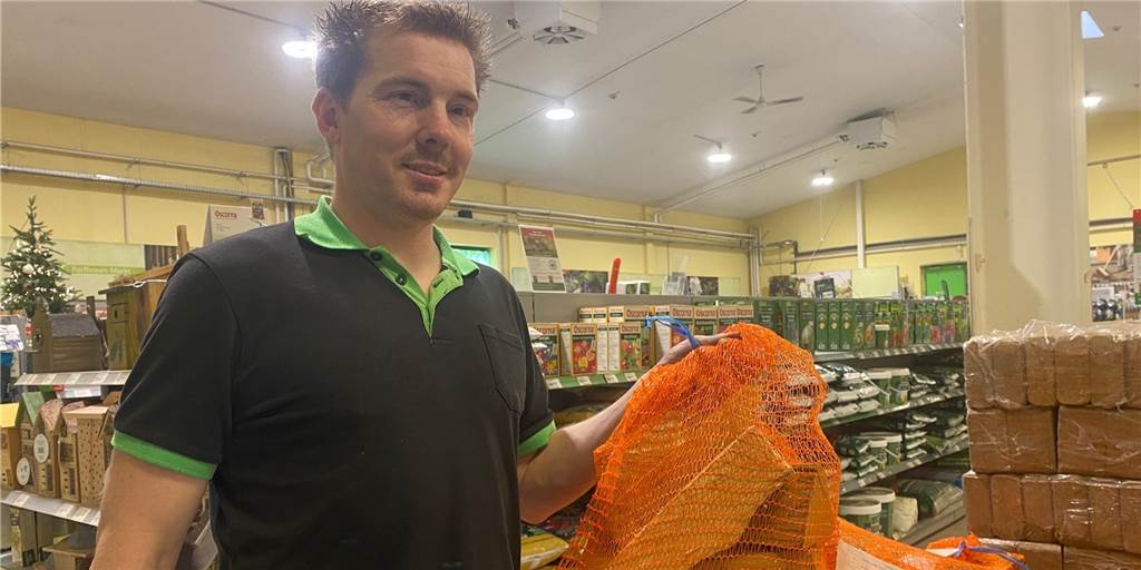 Brennholz als Heiz-Alternative? Hohe Nachfrage lässt Preise extrem steigen Frank Roß, vom Raiffeisenmarkt Halter, zeigt das aktuell verfügbare Kaminholz, das lose im Netz abgepackt ist.