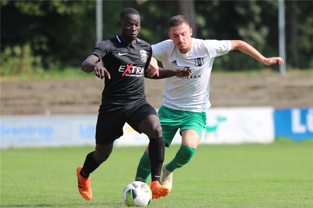 Türkspor Dortmund schickt einen Spieler weg, einer geht freiwillig und einer kommt neu Frank Sagesse Sonna Nanfack (l.) wechselt zu Türkspor.