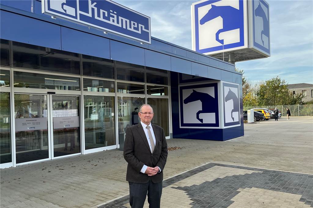 „Krämer Mega Store“ eröffnet in Schermbeck Frank Schmeckenbecher steht vor dem neuen "Krämer Mega Store" in Schermbeck.