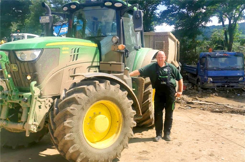 Landwirte aus dem ganzen Kreis Borken helfen im Katastrophengebiet Frank Schmitz (44) aus Alstätte ist einer der vielen Landwirte und Helfer, die aus dem Kreis Borken ins Katastrophengebiet gereist sind, um zu helfen.