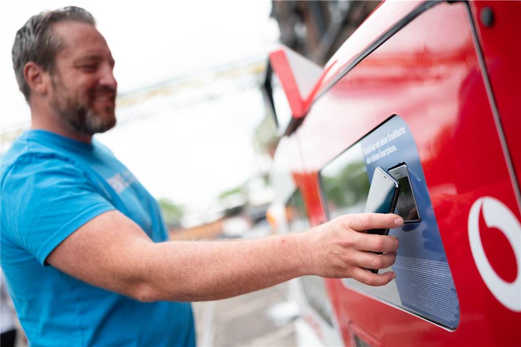 Keine Kasse, kein Personal: Händler testen Supermarkt der Zukunft Frank Schmitz, Projektleiter von REWE digital, bezahlt am „Snack Mobil“ mit seinem Mobiltelefon.