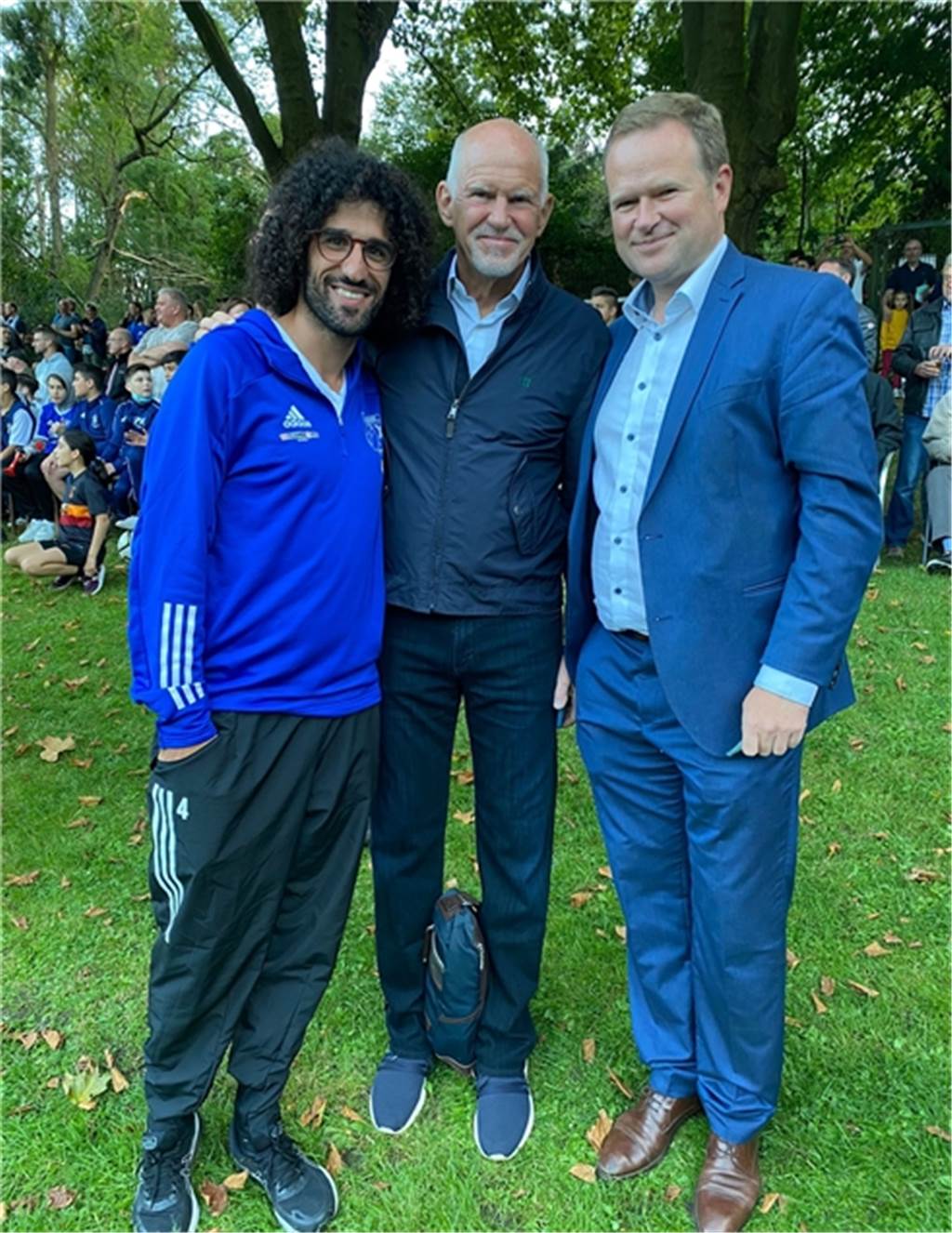 Frank Schwabe (r.) besuchte zusammen mit dem ehemaligen griechischen Staatsoberhaupt Georgos A. Papandreou den SV Wacker Obercastrop. Das freute den Geschäftsführer Onur Kocakaya und den ganzen Club, der vor fast 1300 Fans in der Erin-Kampfbahn 0:2 gegen TuS Bövinghausen verlor.
