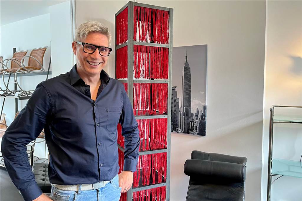 Stolze Preise für alte Möbel: Frank Stötzer eröffnet „Vintage Depot“ Frank Stötzer zeigt hier ein Regal, das er erst zweimal in seinem Leben gesehen hat. Es ist aus Stahl und wiegt zirka 120 Kilogramm. Wer das Regal entworfen hat, möchte Stötzer noch herausfinden.
