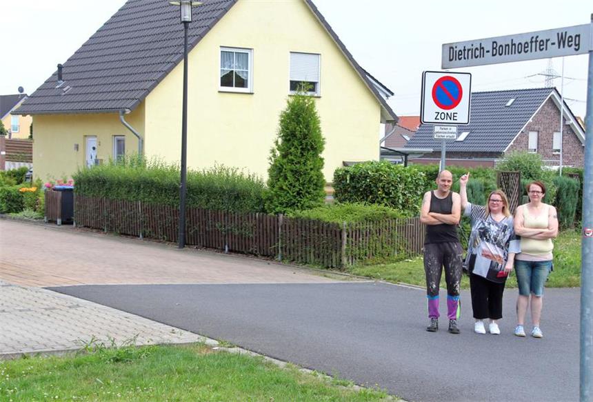 Stadt verbietet Parken im Wohngebiet Nierfeld II Frank Stuke, Vera Marquardt und Sabrina Stuke wundern sich über das plötzliche Parkverbot im Baugebiet Nierfeld II.