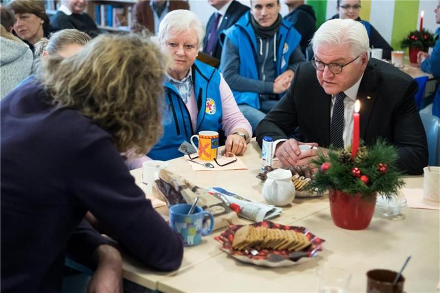 Bundespräsident Steinmeier trifft Obdachlose Frank-Walter Steinmeier (r) unterhält sich mit Mitarbeitern und Obdachlosen. Foto: Bernd von Jutrczenka