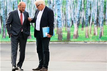 Frank-Walter Steinmeier spricht mit Martin Schulz. Foto: Stephanie Pilick/Archiv