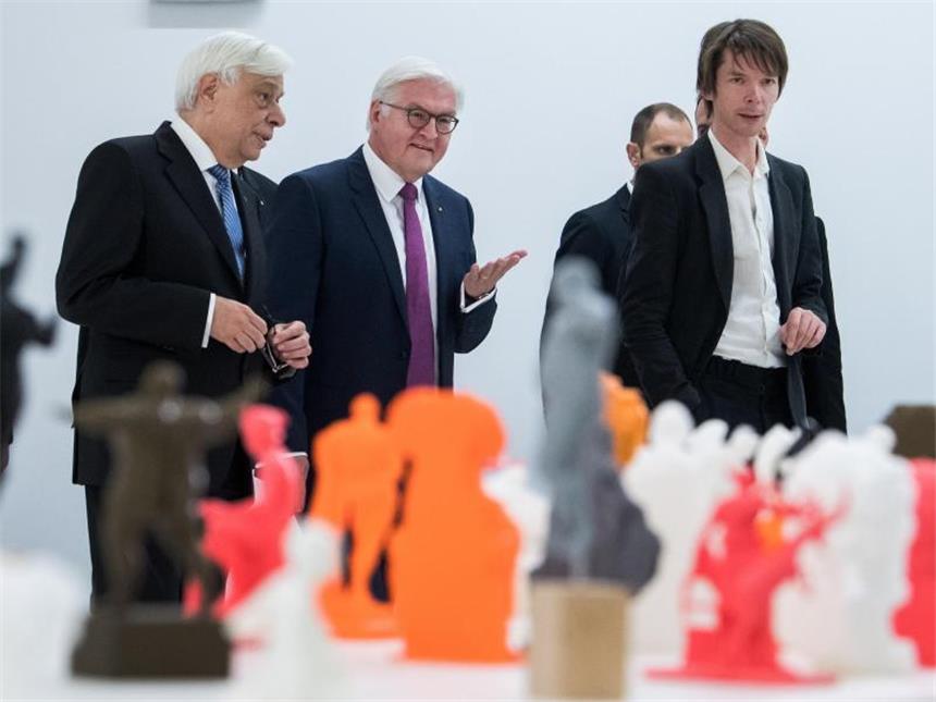 Steinmeier in Athen: Plädoyer für starkes Europa der 27 Frank-Walter Steinmeier und der griechische Präsident Prokopis Pavlopoulos (l) besichtigen die documenta 14 zusammen mit Adam Szymczyk (r), dem künstlerischem Leiter der internationalen Kunstausstellung. Foto: Bernd von Jutrczenka