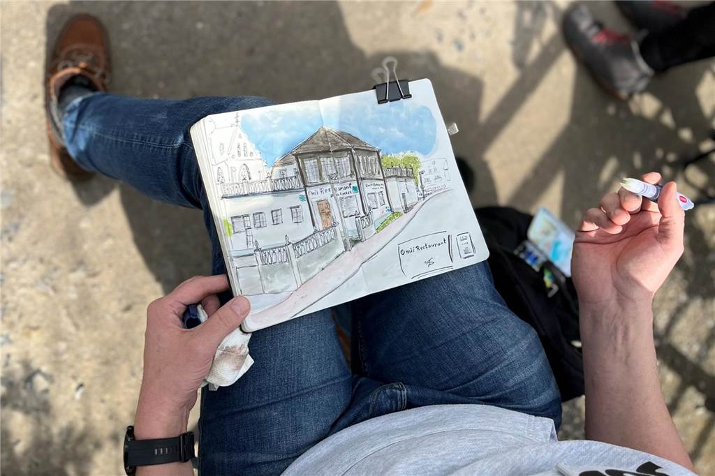 Tanja Krause und Frank Winkel verewigen Omi´s Schnapshaus auf Papier Frank Winkel (47) malte am Freitagmittag auch den strahlend blauen Himmel, der für perfekte Bedingungen beim Zeichnen sorgte.