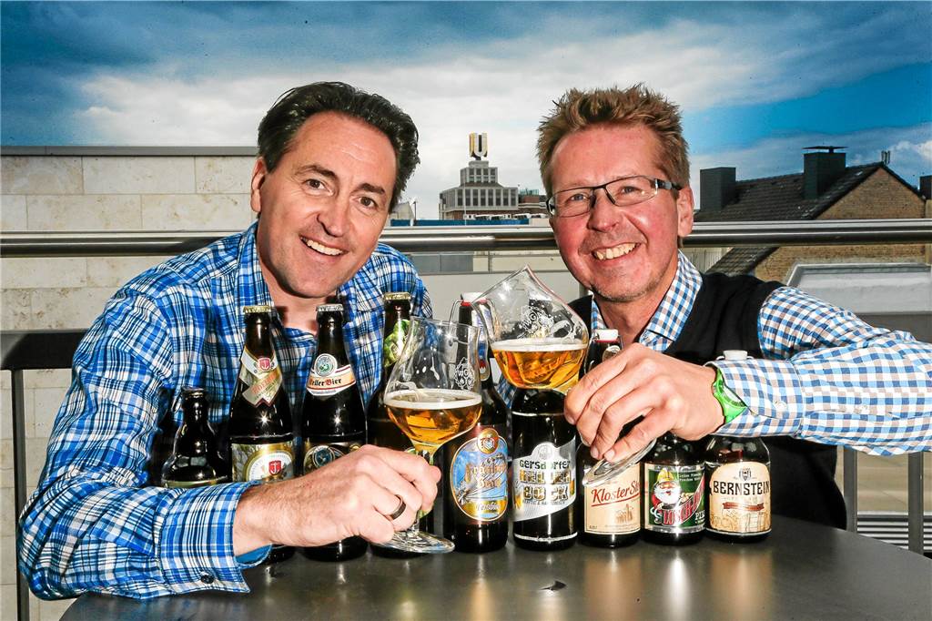 Von Brambauer in die Welt: Frank Winkel verschickt Bier seit 25 Jahren Frank Winkel (l.) und Matthias Kliemt gründeten den Club in der Bierstadt Dortmund, ehe der Weg später nach Brambauer führte.