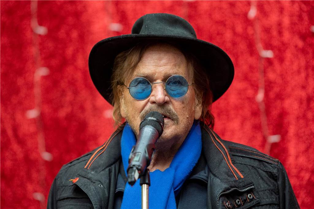 Lichtfactory versteigert Kunstwerk von Frank Zander für die Tafel Frank Zander, hier bei einem Konzert für den guten Zweck, ist auch bekannt als Künstler mit großem sozialem Engagement.