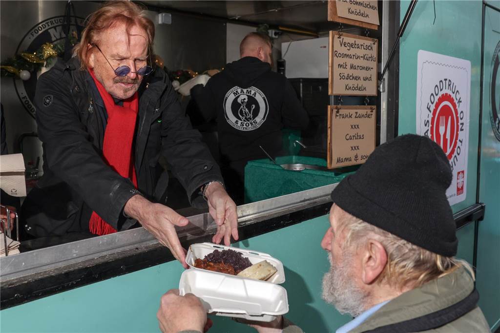 Heike Domnik ersteigert Zander-Bild zugunsten der Halterner Tafel Frank Zander hilft regelmäßig bei der Essensausgabe an Bedürftige und Obdachlose und veranstaltet für sie jedes Jahr eine große Weihnachtsfeier.