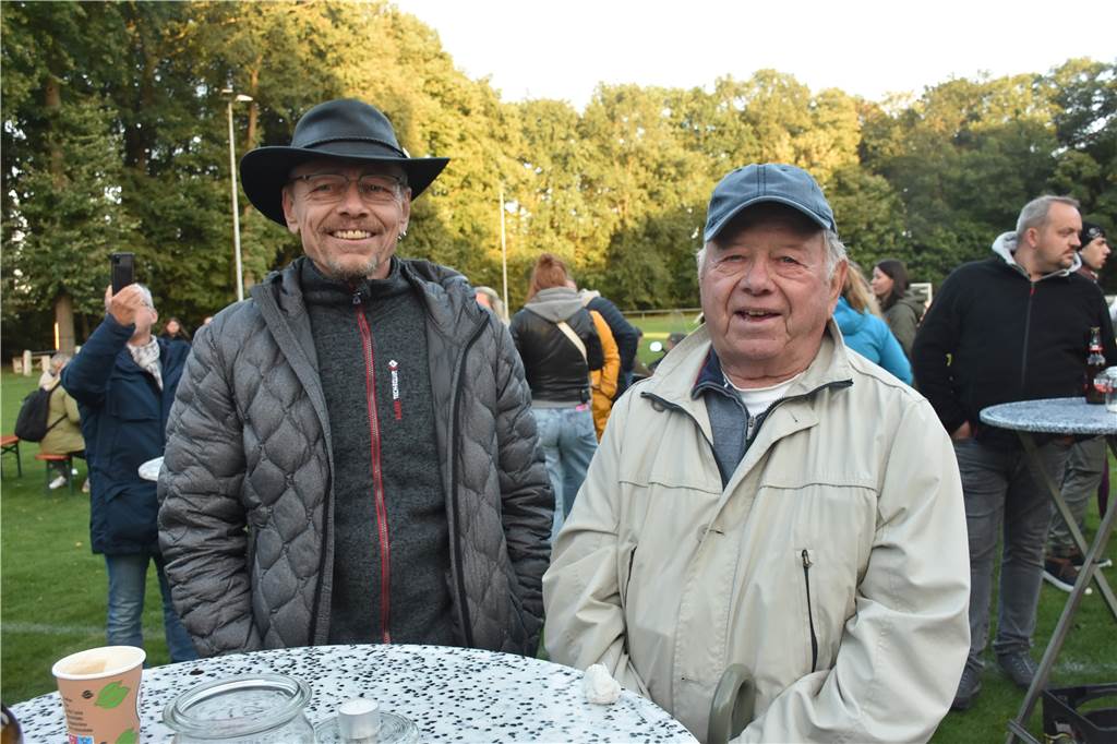 Mit vielen Fotos: Rockfield-Festival bringt den Stadtpark zum Beben Frank(60) und Hermann Schulte (84) sind aus Ahlhorn für das Rockfield Festival nach Ahaus gekommen und freuen sich besonders auf das vielfältige Bandprogramm.