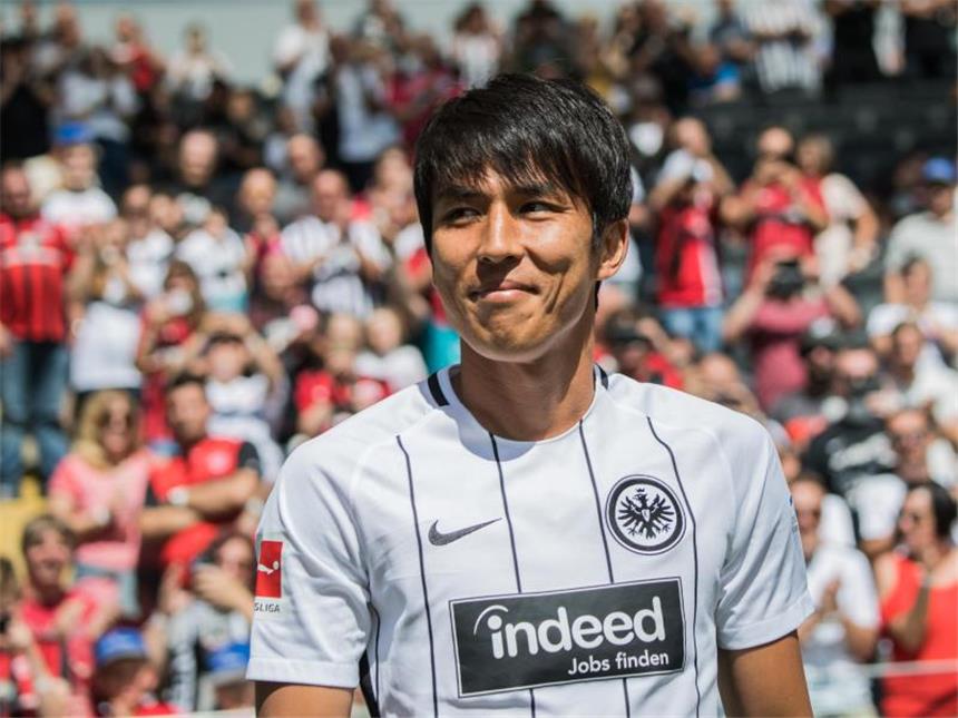 Frankfurt in Gladbach ohne Abwehrchef Hasebe Frankfurts Makoto Hasebe fällt gegen Gladbach aus. Foto: Andreas Arnold