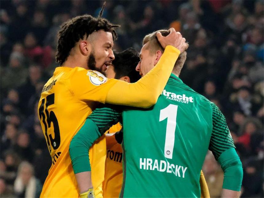 Frankfurts Elfmeter-Held Hradecky Frankfurts Michael Hector (l) freut sich mit Lukas Hradecky über den gehaltenen Elfmeter. Foto: Peter Steffen