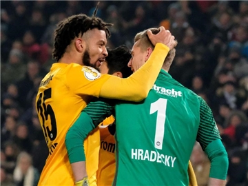 Frankfurts Michael Hector (l) freut sich mit Lukas Hradecky über den gehaltenen Elfmeter. Foto: Peter Steffen