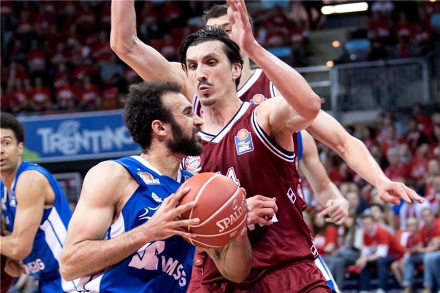 Frankfurt ärgert Bayern - Bamberg führt 2:0 Frankfurts Philip Scrubb (l) legte in Spiel zwei gegen die Bayern 15 Punkte auf. Foto: Sven Hoppe