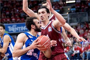Frankfurts Philip Scrubb (l) legte in Spiel zwei gegen die Bayern 15 Punkte auf. Foto: Sven Hoppe