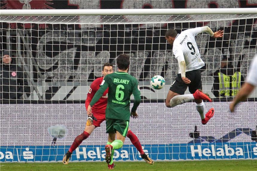 Werder Bremen unterliegt bei Kohfeldt-Premiere 1:2 Frankfurts Sebastien Haller (r.) erzielt den entscheidenden Treffer zum 2:1.