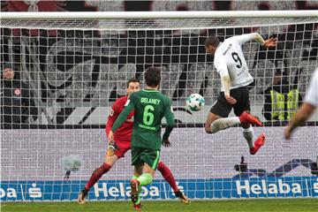 Frankfurts Sebastien Haller (r.) erzielt den entscheidenden Treffer zum 2:1.
