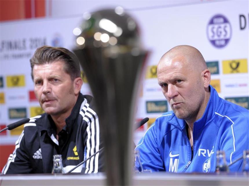 Frauen-Pokalfinale als Duell der Gegensätze Frankfurts Trainer Colin Bell (l) und Essens Coach Markus Högner bei der Pressekonferenz. Foto: Marius Becker