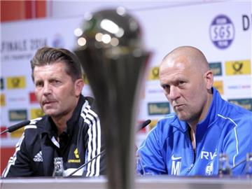 Frankfurts Trainer Colin Bell (l) und Essens Coach Markus Högner bei der Pressekonferenz. Foto: Marius Becker
