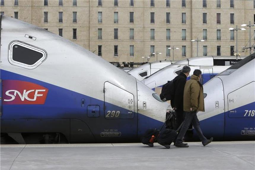 Frankreichs Senat stimmt umstrittener Bahn-Reform zu Frankreich Ministerpräsident Macron will die hoch verschuldete SNCF umkrempeln. Foto: Claude Paris/AP