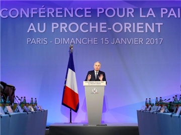 Frankreichs Außenminister Ayrault eröffnet in Paris die Internationale Nahost-Konferenz zum Friedensprozess zwischen Israel und Palästinensern. Foto: Thomas Samson
