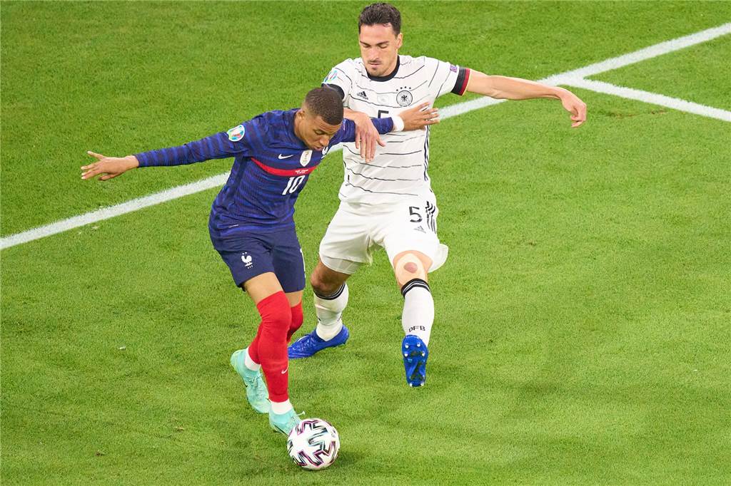 BVB-Legende Jürgen Kohler: Darum ist Erling Haaland noch kein Weltklassespieler Frankreichs Kylian Mbappe (l.) im Zweikampf mit DFB- und BVB-Abwehrchef Mats Hummels.